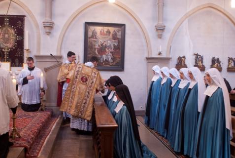 La sainte communion donnée aux S&oelig;urs qui assistaient à la messe 